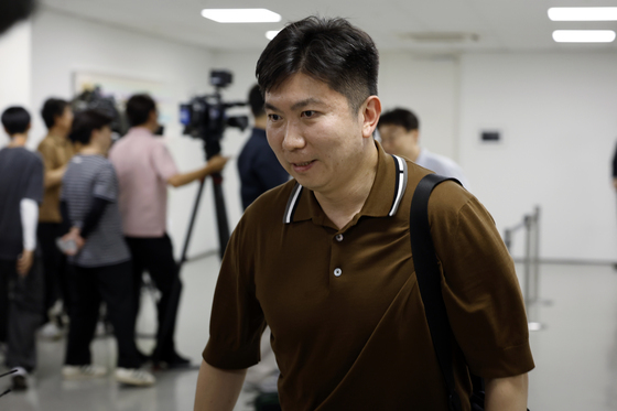 먼저 회의장 떠나는 유승민 공동위원장