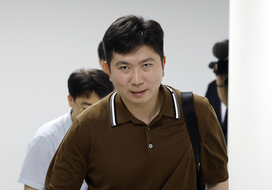 K-축구 혁신위원회 2차 회의 참석 후 이석하는 유승민 공동위원장