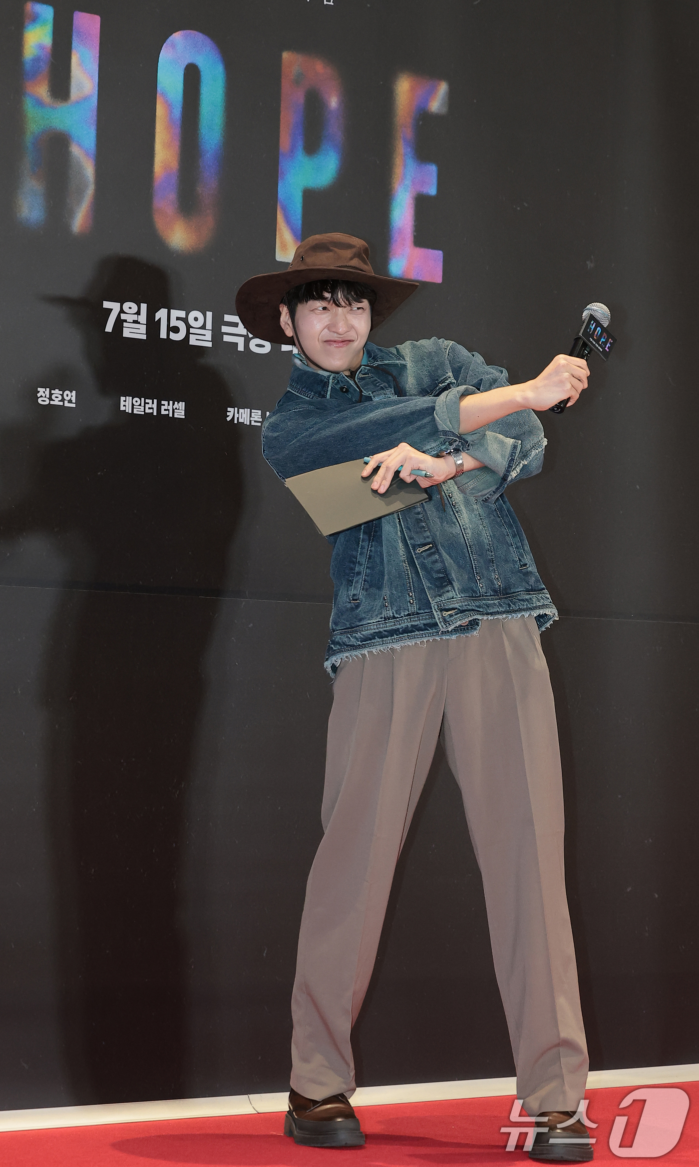 (서울=뉴스1) 권현진 기자 = 방송인 유재필이 13일 오후 서울 강남구 메가박스 코엑스에서 열린 영화 '호프(HOPE)’(감독 나홍진) VIP시사회에 참석해 포즈를 취하고 있다. …