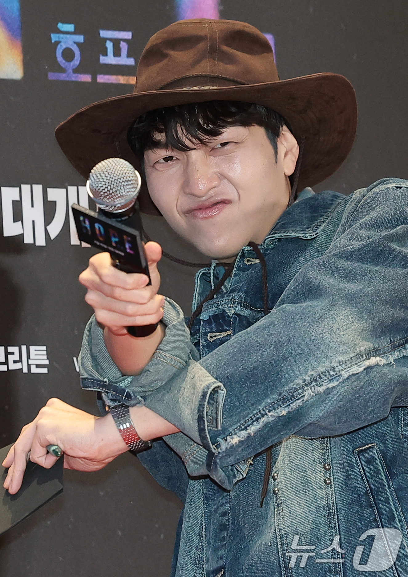 (서울=뉴스1) 권현진 기자 = 방송인 유재필이 13일 오후 서울 강남구 메가박스 코엑스에서 열린 영화 '호프(HOPE)’(감독 나홍진) VIP시사회에 참석해 포즈를 취하고 있다. …