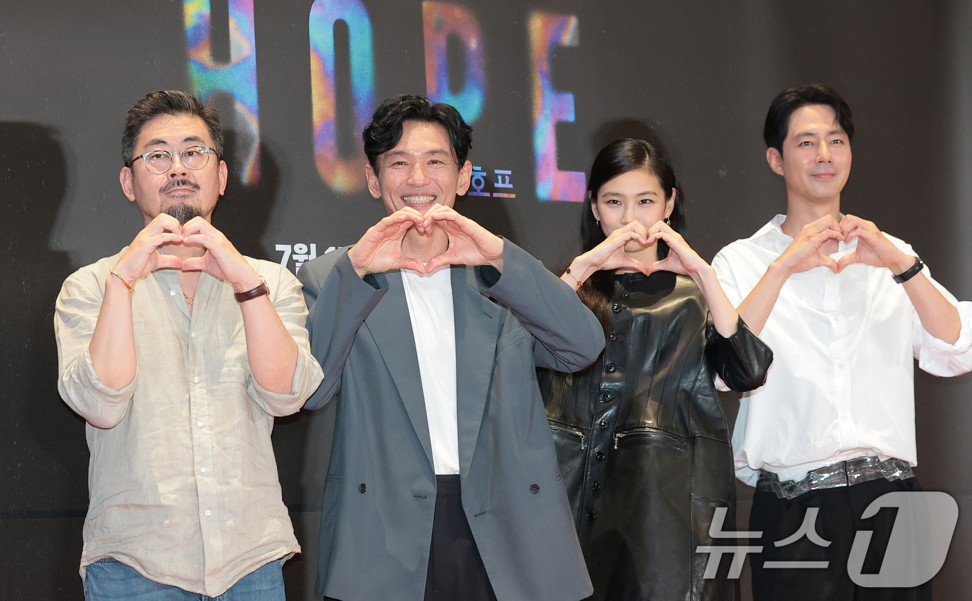 (서울=뉴스1) 권현진 기자 = 나홍진 감독(왼쪽부터)과 황정민, 정호연, 조인성이 13일 오후 서울 강남구 메가박스 코엑스에서 열린 영화 '호프(HOPE)’(감독 나홍진) VIP …