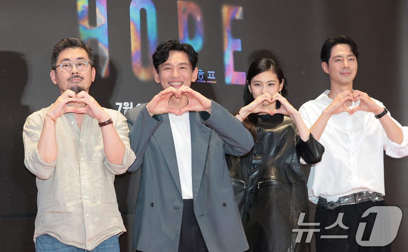 본문 이미지 - 나홍진 감독(왼쪽부터)과 황정민, 정호연, 조인성이 13일 오후 서울 강남구 메가박스 코엑스에서 열린 영화 '호프(HOPE)’(감독 나홍진) VIP시사회에 참석해 포즈를 취하고 있다. ⓒ 뉴스1 권현진 기자