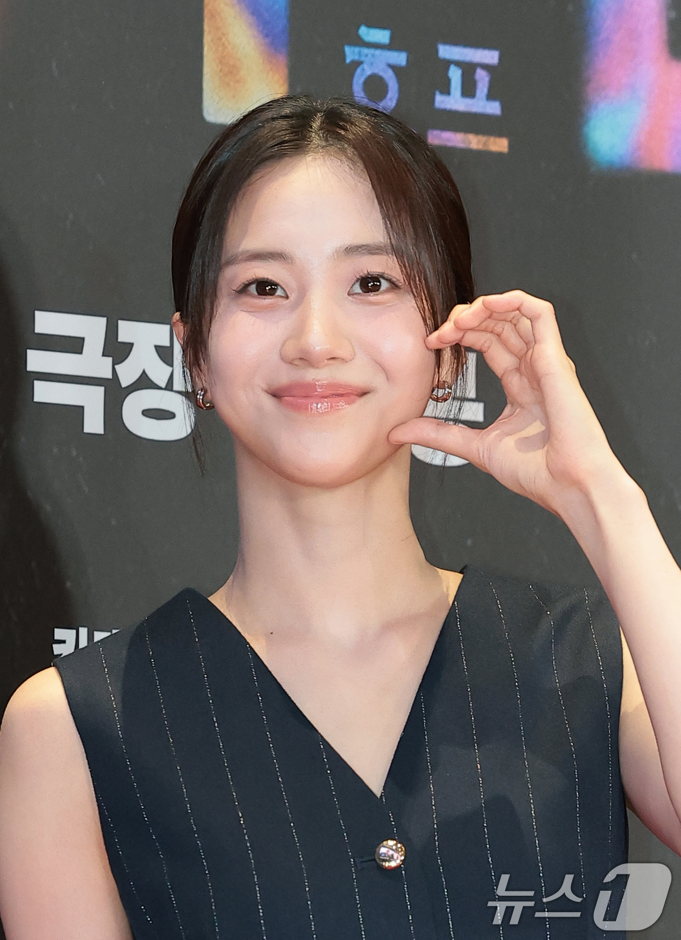 (서울=뉴스1) 권현진 기자 = 배우 홍화연이 13일 오후 서울 강남구 메가박스 코엑스에서 열린 영화 '호프(HOPE)’(감독 나홍진) VIP시사회에 참석해 포즈를 취하고 있다.' …