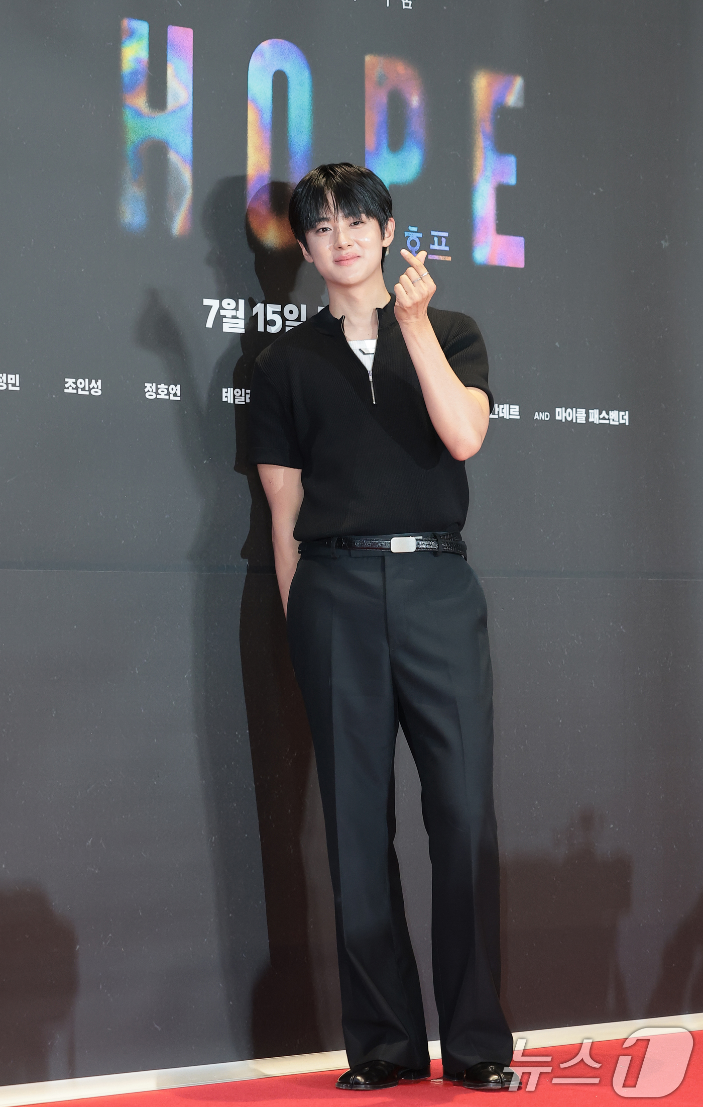 (서울=뉴스1) 권현진 기자 = 배우 김민규가 13일 오후 서울 강남구 메가박스 코엑스에서 열린 영화 '호프(HOPE)’(감독 나홍진) VIP시사회에 참석해 포즈를 취하고 있다.' …