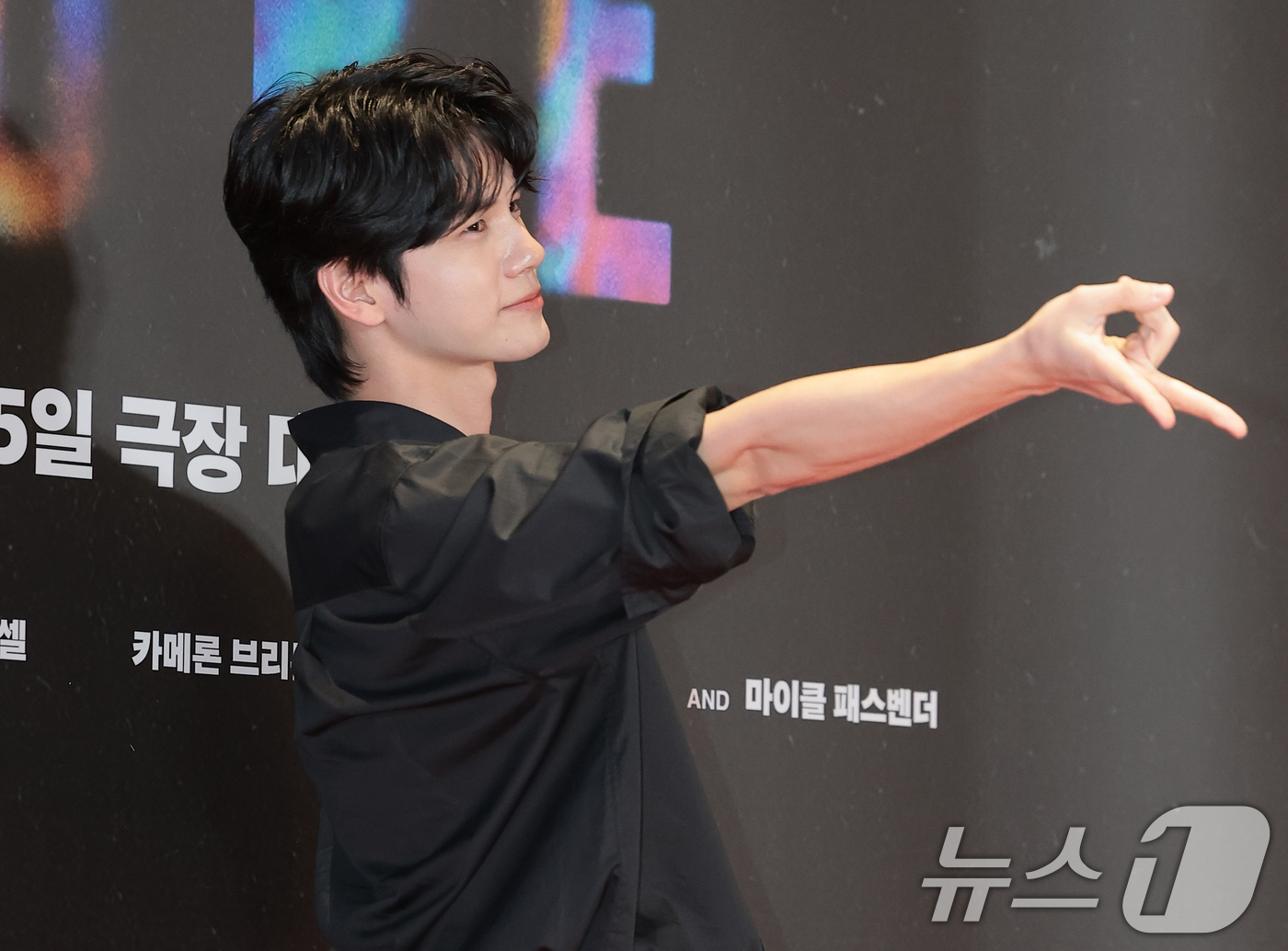 (서울=뉴스1) 권현진 기자 = 배우 옹성우가 13일 오후 서울 강남구 메가박스 코엑스에서 열린 영화 '호프(HOPE)’(감독 나홍진) VIP시사회에 참석해 포즈를 취하고 있다.' …