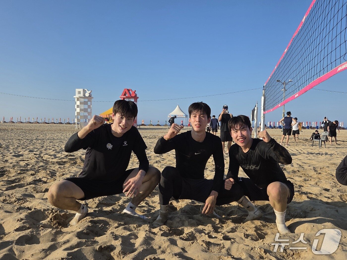 본문 이미지 - KB손해보험 비치발리볼 대회에서 영예의 우승을 차지한 '팀 임동균'. 왼쪽부터 임동균, 나웅진, 이학진.ⓒ News1 안영준 기자