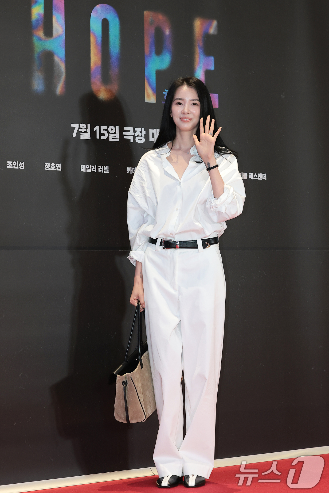 (서울=뉴스1) 권현진 기자 = 모델 아이린이 13일 오후 서울 강남구 메가박스 코엑스에서 열린 영화 '호프(HOPE)’(감독 나홍진) VIP시사회에 참석해 포즈를 취하고 있다.' …