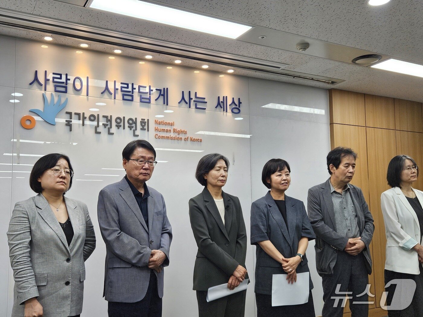 본문 이미지 - 인권위원 6명이 '윤석열 대통령 방어권 보장 권고안 폐기 및 대국민 사과' 안건과 관련해 입장을 표하고 있다. 2026.7.13 ⓒ 뉴스1 유채연 기자