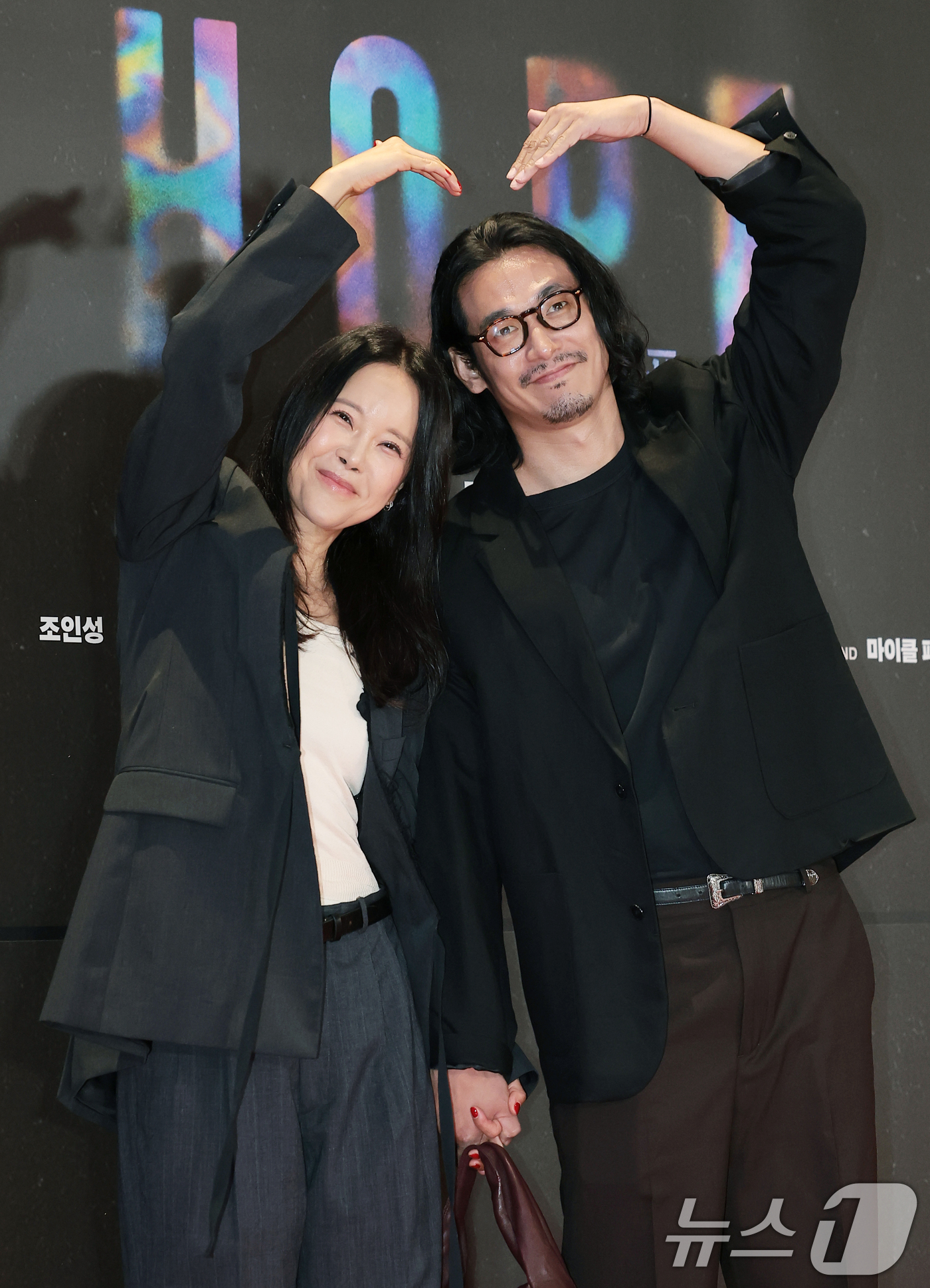 (서울=뉴스1) 권현진 기자 = 가수 백지영과 배우 정석원 부부가 13일 오후 서울 강남구 메가박스 코엑스에서 열린 영화 '호프(HOPE)’(감독 나홍진) VIP시사회에 참석해 포 …