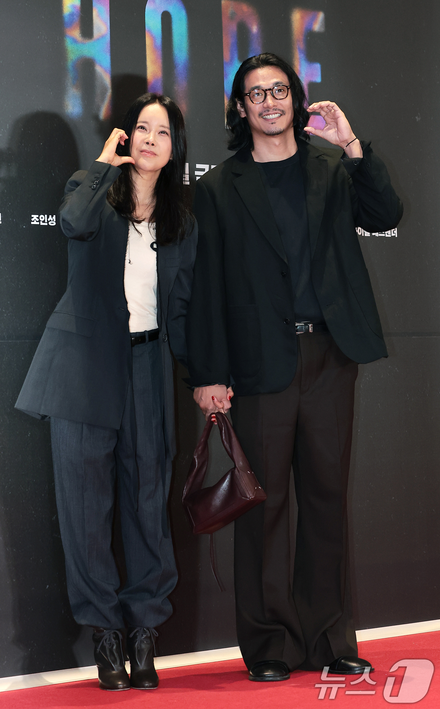 (서울=뉴스1) 권현진 기자 = 가수 백지영과 배우 정석원 부부가 13일 오후 서울 강남구 메가박스 코엑스에서 열린 영화 '호프(HOPE)’(감독 나홍진) VIP시사회에 참석해 포 …