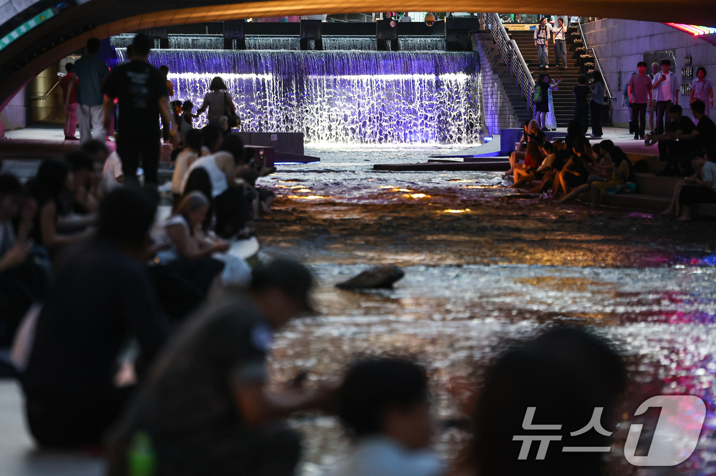 (서울=뉴스1) 김도우 기자 = 서울 전역에 열대야주의보가 발효된 13일 저녁 서울 청계천을 찾은 관광객과 시민들이 더위를 식히고 있다. 2026.7.13/뉴스1