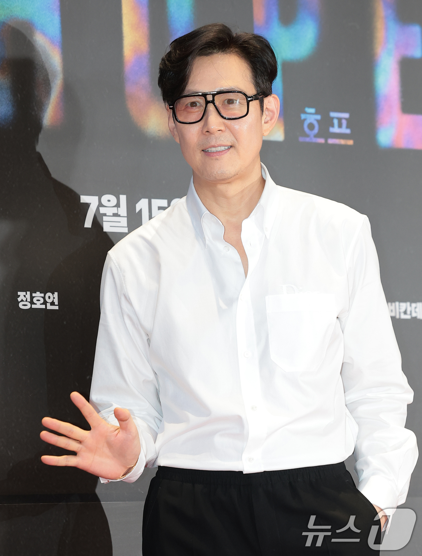 (서울=뉴스1) 권현진 기자 = 배우 이정재가 13일 오후 서울 강남구 메가박스 코엑스에서 열린 영화 '호프(HOPE)’(감독 나홍진) VIP시사회에 참석해 포즈를 취하고 있다.' …