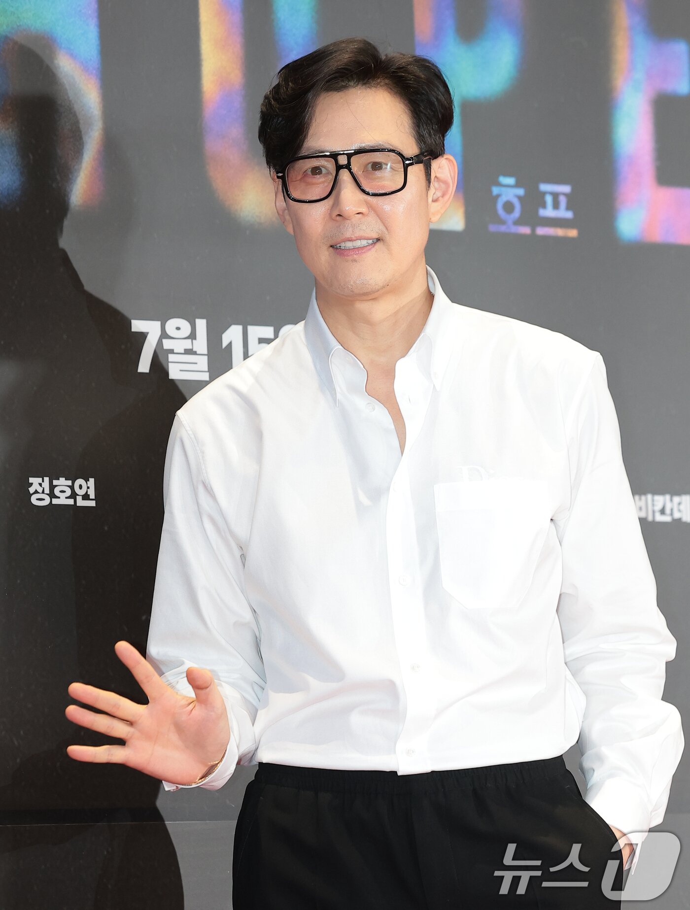 본문 이미지 - 배우 이정재가 13일 오후 서울 강남구 메가박스 코엑스에서 열린 영화 '호프(HOPE)’(감독 나홍진) VIP시사회에 참석해 인사를 하고 있다. ⓒ 뉴스1 권현진 기자