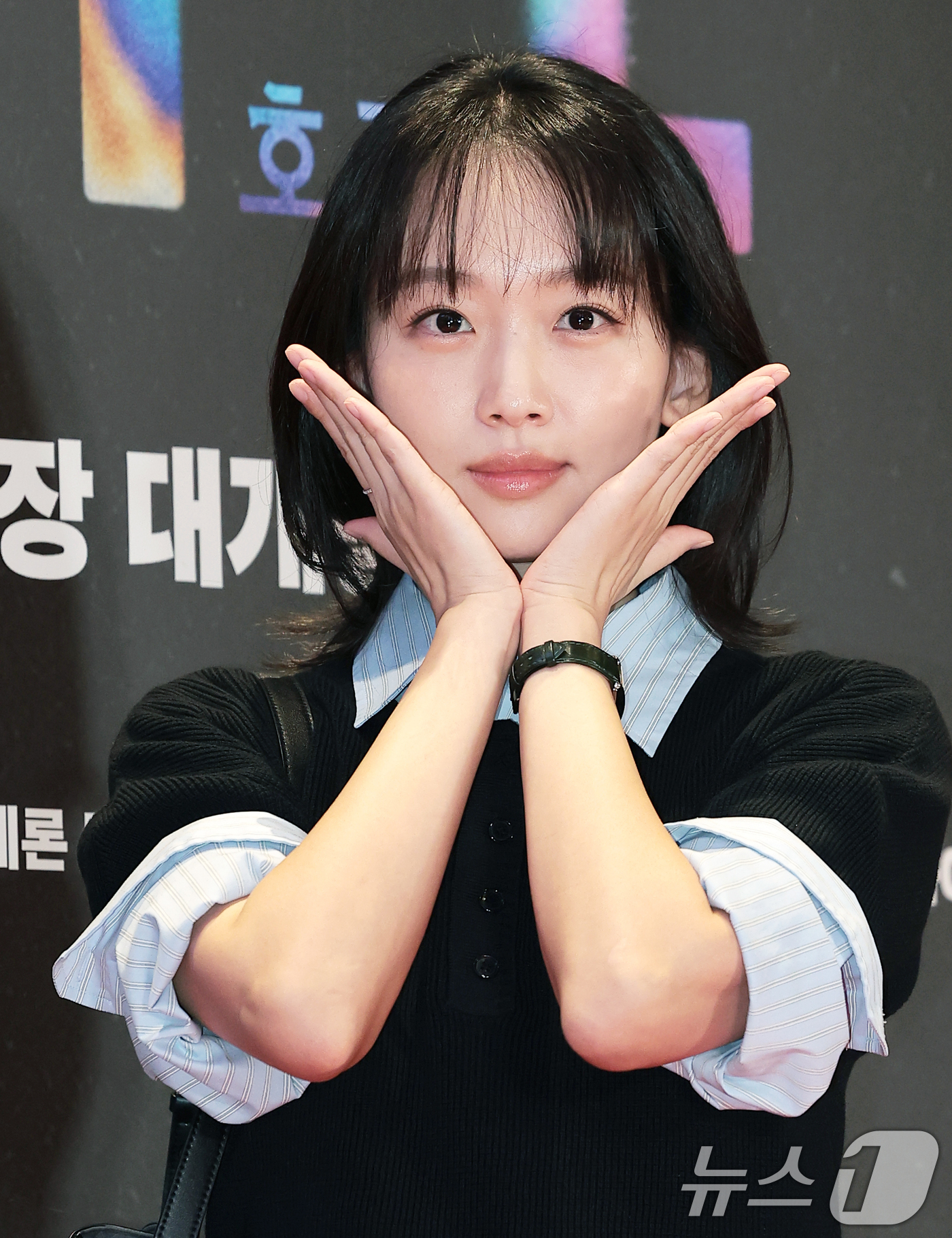 (서울=뉴스1) 권현진 기자 = 배우 진기주가 13일 오후 서울 강남구 메가박스 코엑스에서 열린 영화 '호프(HOPE)’(감독 나홍진) VIP시사회에 참석해 포즈를 취하고 있다.' …