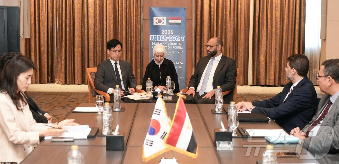 (서울=뉴스1) 김기남 기자 = 김민재 행정안전부 차관이 13일 오전(현지시간) 이집트 카이로 포시즌스 호텔에서 마흐무드 바다위(Mahmoud Badawy) 이집트 통신정보기술부 …
