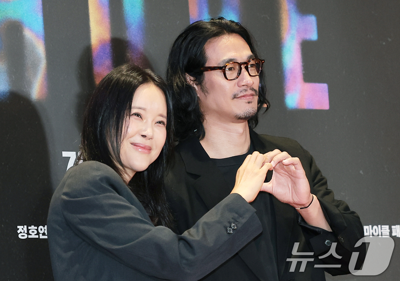 (서울=뉴스1) 권현진 기자 = 가수 백지영과 배우 정석원 부부가 13일 오후 서울 강남구 메가박스 코엑스에서 열린 영화 '호프(HOPE)’(감독 나홍진) VIP시사회에 참석해 포 …