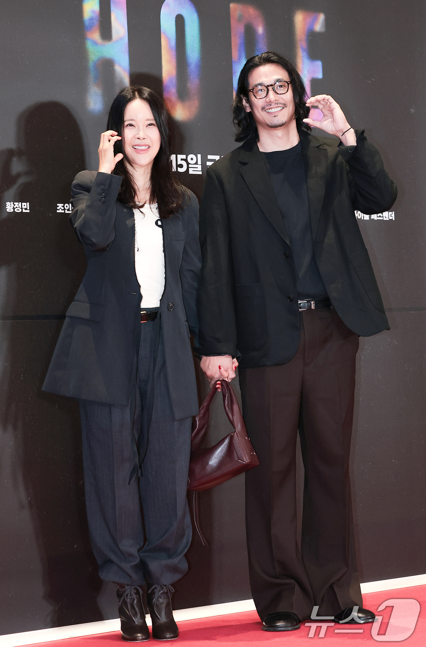 (서울=뉴스1) 권현진 기자 = 가수 백지영과 배우 정석원 부부가 13일 오후 서울 강남구 메가박스 코엑스에서 열린 영화 '호프(HOPE)’(감독 나홍진) VIP시사회에 참석해 포 …