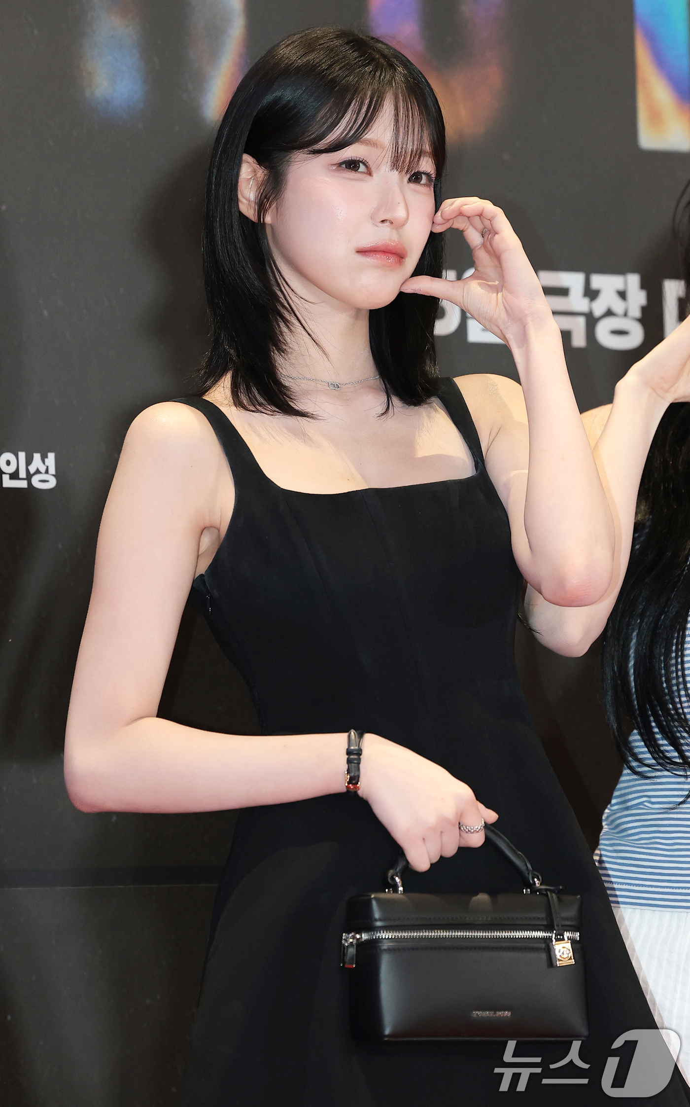(서울=뉴스1) 권현진 기자 = 프로미스나인 백지헌이 13일 오후 서울 강남구 메가박스 코엑스에서 열린 영화 '호프(HOPE)’(감독 나홍진) VIP시사회에 참석해 포즈를 취하고 …