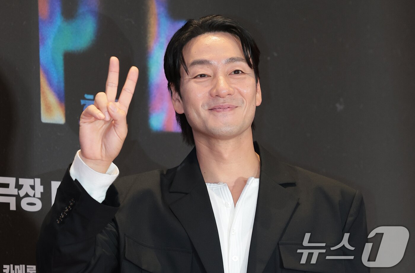 본문 이미지 - 배우 박해수가 13일 오후 서울 강남구 메가박스 코엑스에서 열린 영화 '호프(HOPE)’(감독 나홍진) VIP시사회에 참석해 브이를 그리고 있다.  ⓒ 뉴스1 권현진 기자