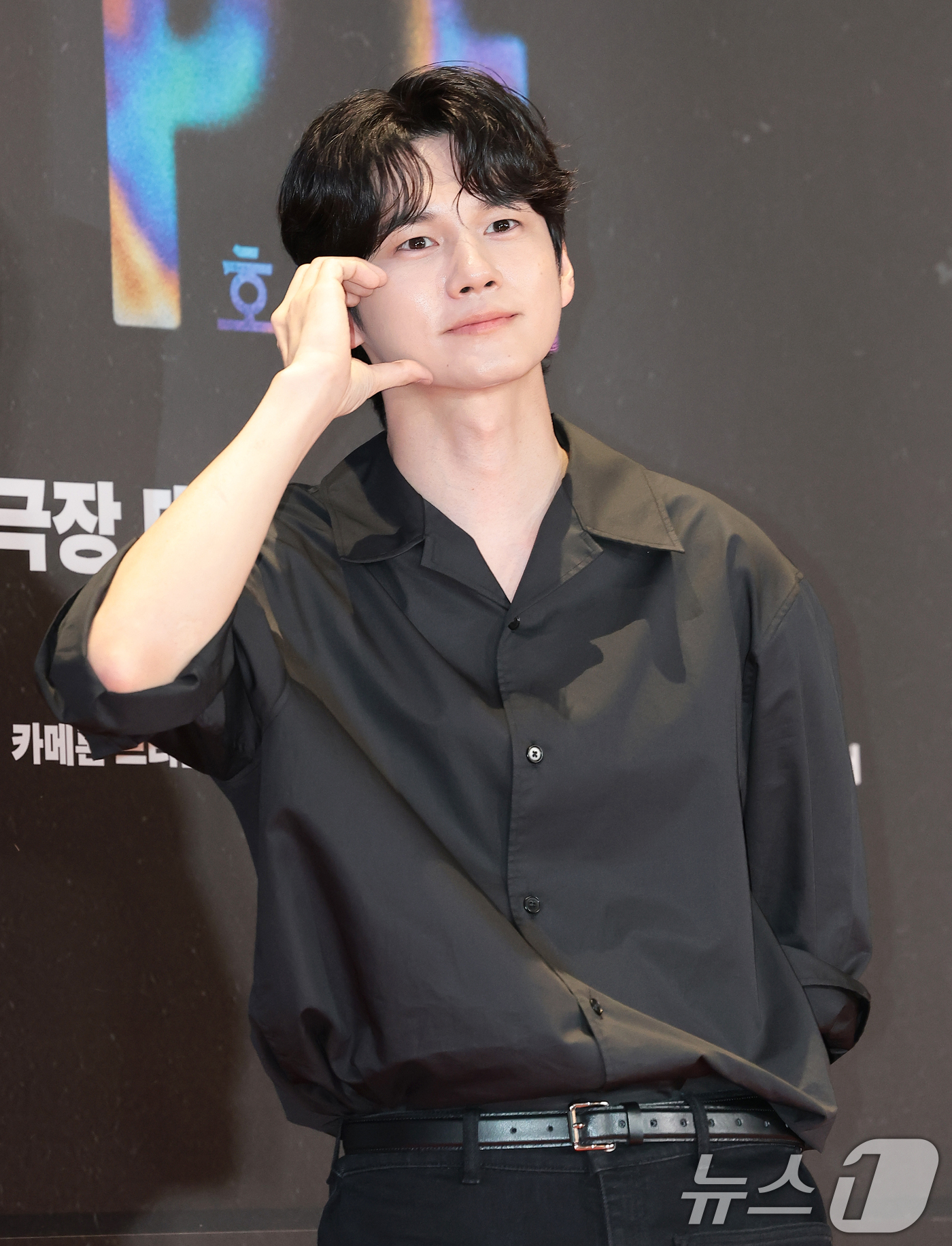 (서울=뉴스1) 권현진 기자 = 배우 옹성우가 13일 오후 서울 강남구 메가박스 코엑스에서 열린 영화 '호프(HOPE)’(감독 나홍진) VIP시사회에 참석해 포즈를 취하고 있다.' …