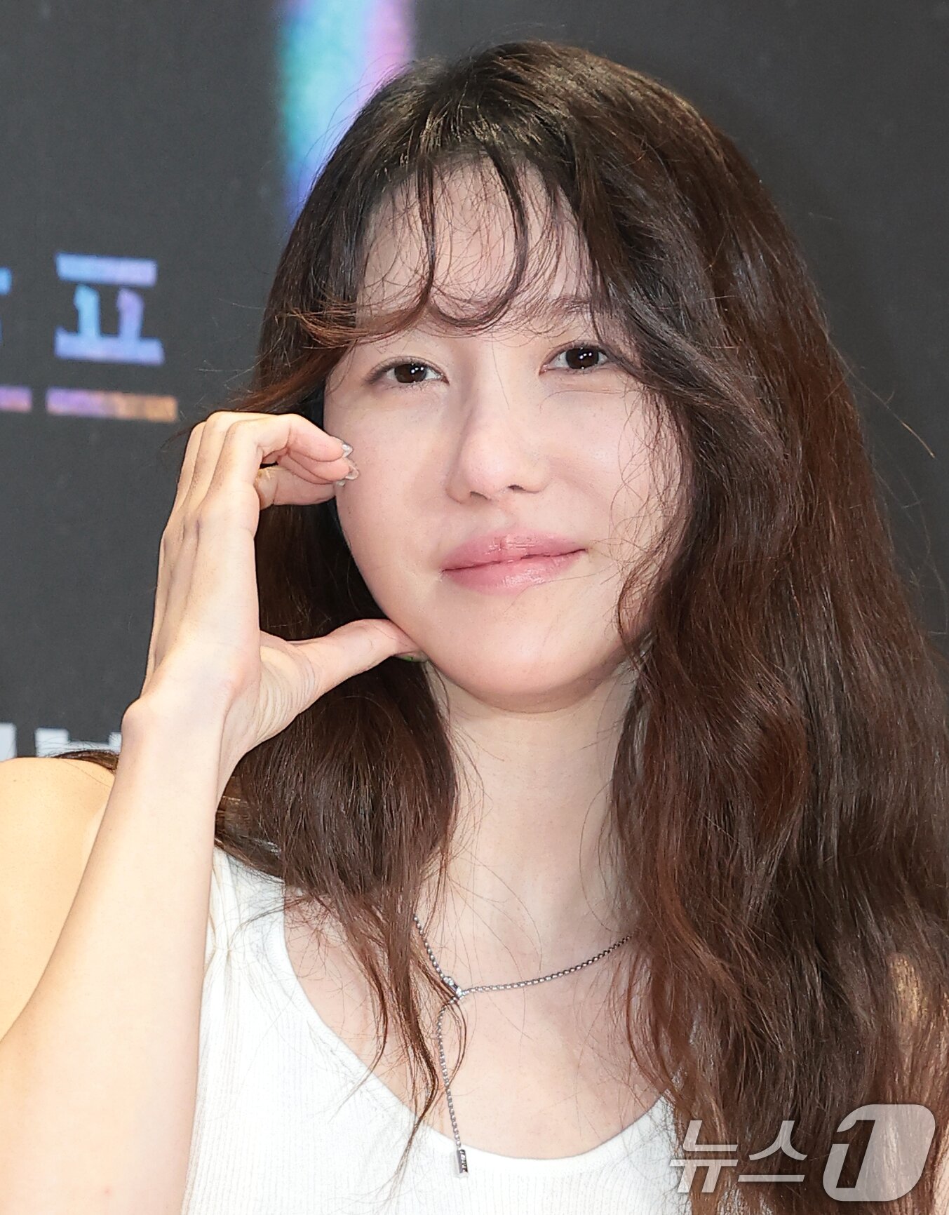 본문 이미지 - 배우 이지아가 13일 오후 서울 강남구 메가박스 코엑스에서 열린 영화 '호프(HOPE)’(감독 나홍진) VIP시사회에 참석해 볼 하트 포즈를 취하고 있다. ⓒ 뉴스1 권현진 기자