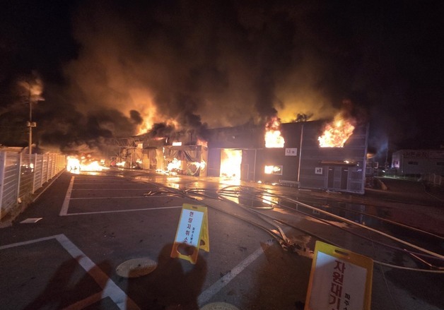 [영상] 파주 전자제품 창고서 '화재'…건물 4개 동 번져 '대응 1단계'