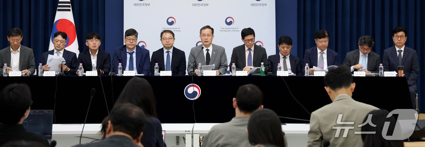 본문 이미지 - 이형일 재정경제부 1차관이 지난 10일 세종시 정부세종청사에서 2026년 하반기 경제성장전략을 발표하고 있다. 2026.7.14 ⓒ 뉴스1 김기남 기자