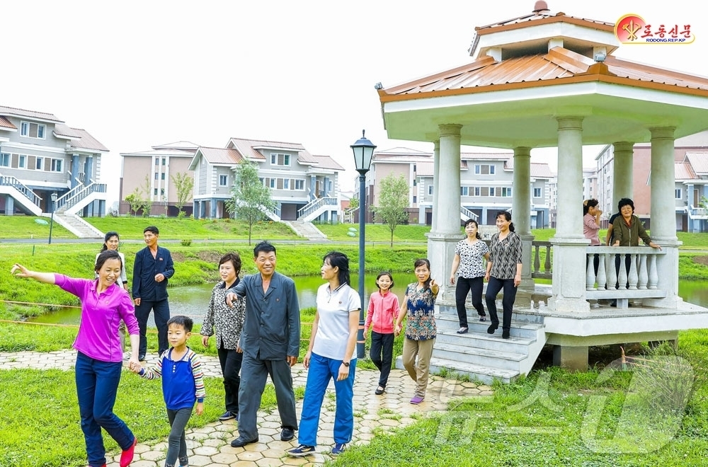 (평양 노동신문=뉴스1) = 북한 노동당 기관지 노동신문은 14일 신의주온실종합농장지구를 농촌의 도시화·문명화·선진화를 보여주는 본보기로 내세우며 김정은 노동당 총비서의 지방발전 …