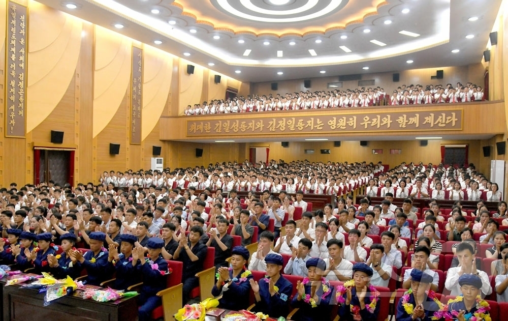 (평양 노동신문=뉴스1) = 북한 노동당 기관지 노동신문은 14일 철도운수 부문 청년 수십 명이 철도 현대화와 물질·기술적 기반 강화를 위한 현장에 탄원(자원)했다고 보도했다. 전 …