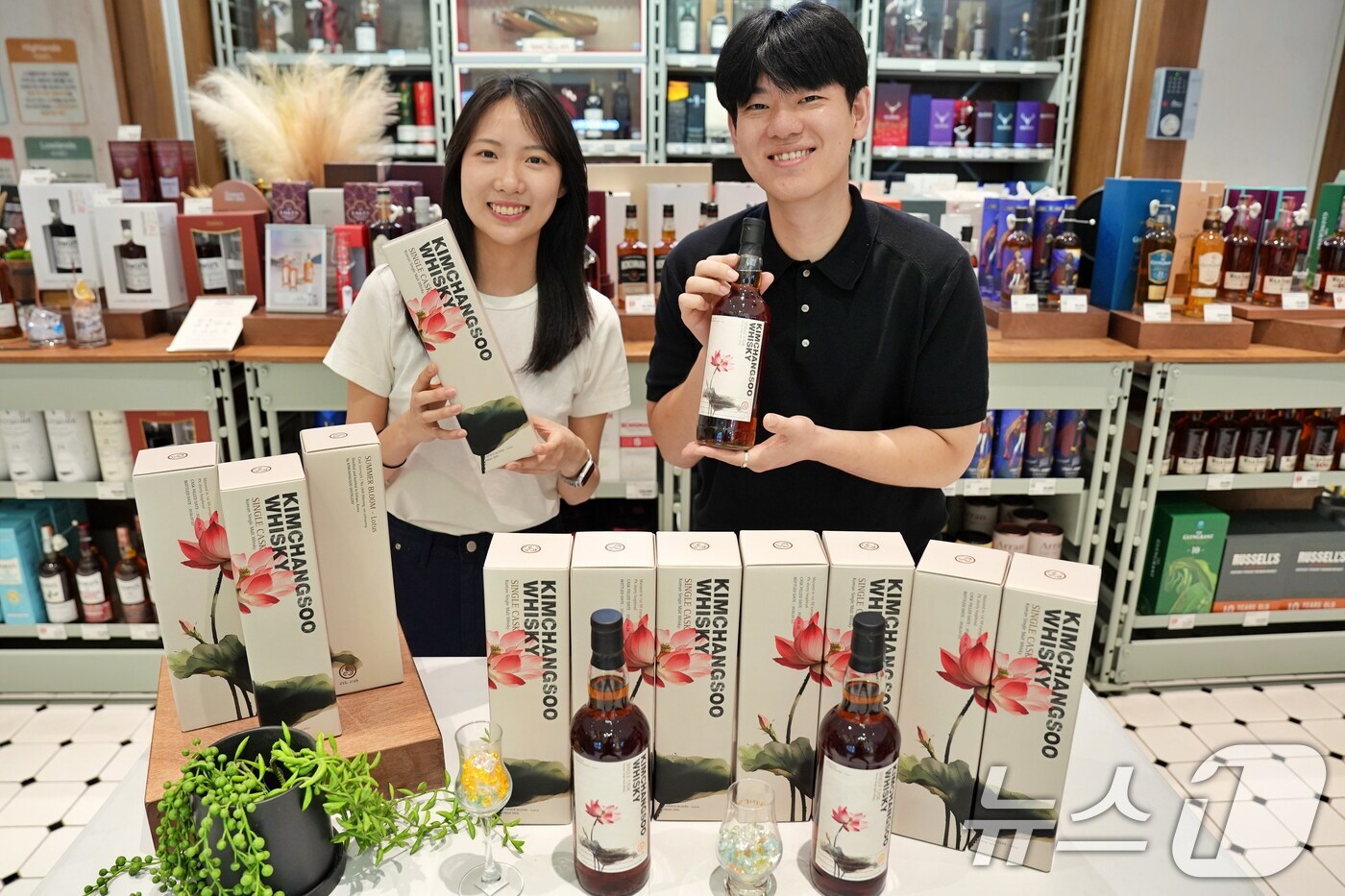 (서울=뉴스1) = 유승연 롯데마트·슈퍼 보틀벙커팀 MD(왼쪽)와 박정민 롯데마트·슈퍼 음료주류팀 MD가 14일 서울 송파구 보틀벙커 잠실점에서 '김창수 위스키 연꽃 50도'를 소 …