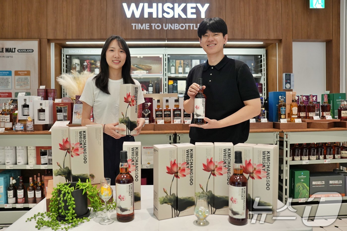 (서울=뉴스1) = 유승연 롯데마트·슈퍼 보틀벙커팀 MD(왼쪽)와 박정민 롯데마트·슈퍼 음료주류팀 MD가 14일 서울 송파구 보틀벙커 잠실점에서 '김창수 위스키 연꽃 50도'를 소 …