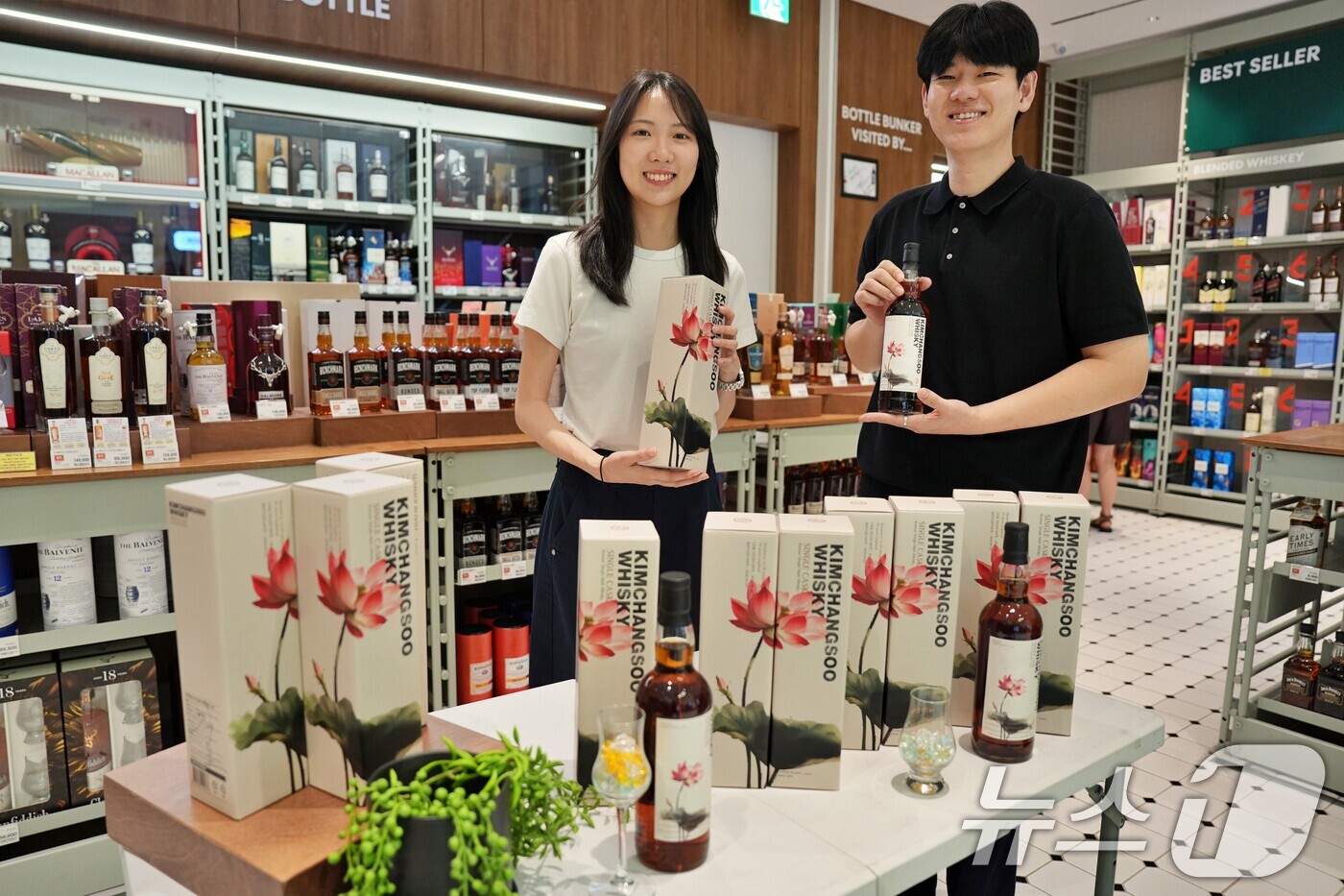 (서울=뉴스1) = 유승연 롯데마트·슈퍼 보틀벙커팀 MD(왼쪽)와 박정민 롯데마트·슈퍼 음료주류팀 MD가 14일 서울 송파구 보틀벙커 잠실점에서 '김창수 위스키 연꽃 50도'를 소 …