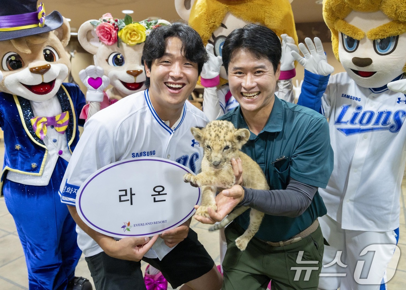 (서울=뉴스1) = 에버랜드는 지난 12일 삼성라이온즈 소속 양창섭 선수가 가족들과 함께 방문, 에버랜드에서 8년 만에 태어난 아기 사자와 만나는 시간을 가졌다고 14일 밝혔다.양 …