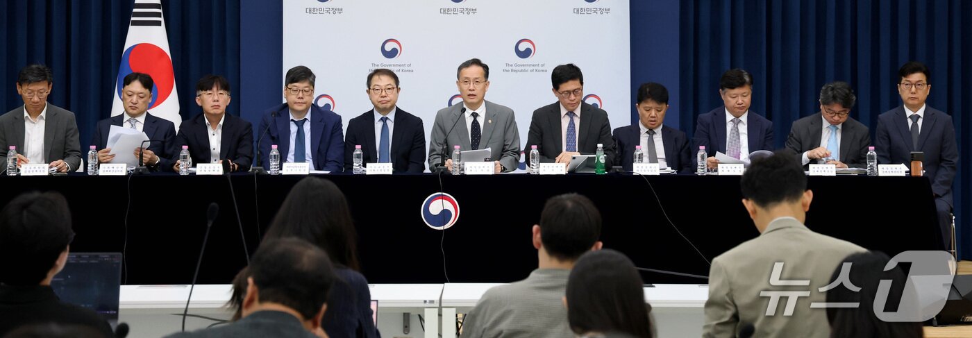 본문 이미지 - 이형일 재정경제부 1차관이 지난 10일 세종시 정부세종청사에서 2026년 하반기 경제성장전략을 발표하고 있다. 2026.7.14 ⓒ 뉴스1 김기남 기자