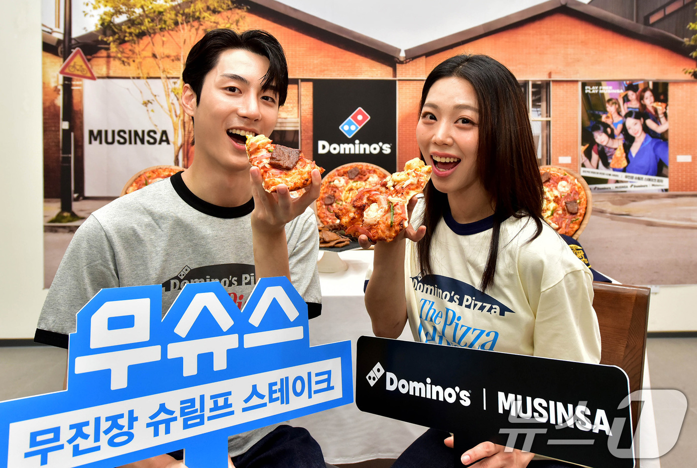 (서울=뉴스1) = 도미노피자가 오는 16일 압도적인 크기와 풍성한 토핑을 자랑하는 ‘무진장 슈림프 스테이크 피자’를 출시한다고 14일 밝혔다.무진장 슈림프 스테이크 피자는 국내 …