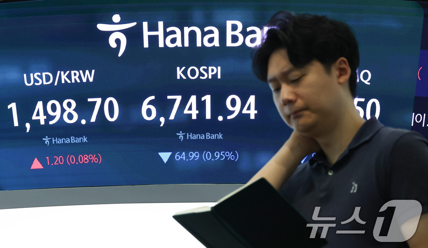 (서울=뉴스1) 최지환 기자 = 14일 서울 중구 하나은행 본점 딜링룸 전광판에 코스피 시황이 표시되어 있다.이날 코스피 지수는 전 거래일 대비 37.87포인트(0.56%) 하락한 …