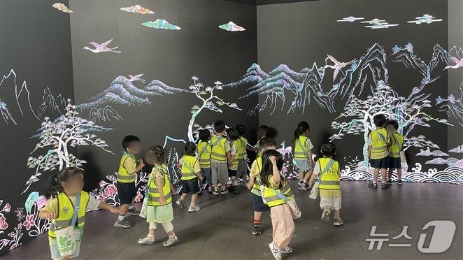 본문 이미지 - 문화체육관광부와 한국콘텐츠진흥원이 기획전시 '테크-드라이븐 헤리티지'를 오는 28일까지 운영한다. 지난 6월 29일 인천국제공항 제1여객터미널 'K-컬처 뮤지엄'에서 개막한 이번 전시는 심화 학습 인공지능(AI)과 증강현실(AR)을 결합해 누적 관람객 3만 명을 넘겼다.