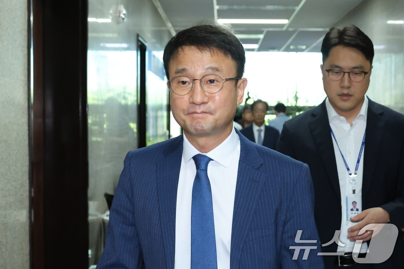 (서울=뉴스1) 신웅수 기자 = 한병도 더불어민주당 당대표 직무대행 겸 원내대표가 14일 서울 여의도 국회에서 열린 비공개 최고위원회를 마친 후 회의실을 나서고 있다. 2026.7 …