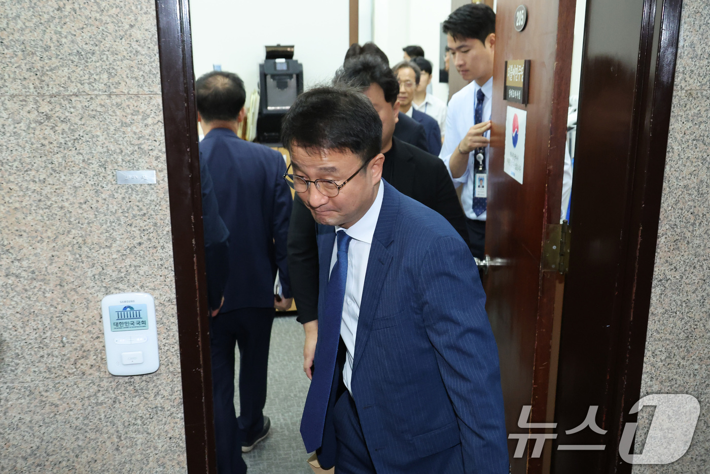 (서울=뉴스1) 신웅수 기자 = 한병도 더불어민주당 당대표 직무대행 겸 원내대표가 14일 서울 여의도 국회에서 열린 비공개 최고위원회를 마친 후 회의실을 나서고 있다. 2026.7 …
