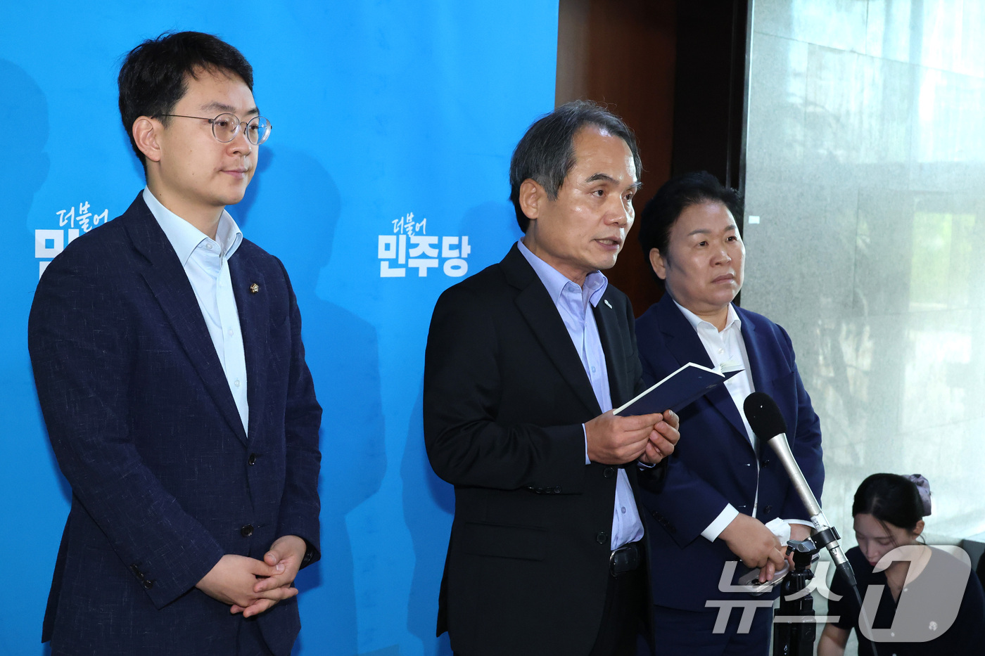 (서울=뉴스1) 신웅수 기자 = 박지원(왼쪽부터), 박규환, 문정복 더불어민주당 최고위원이 14일 서울 여의도 국회에서 열린 비공개 최고위원회 관련 입장을 밝히고 있다. 2026. …