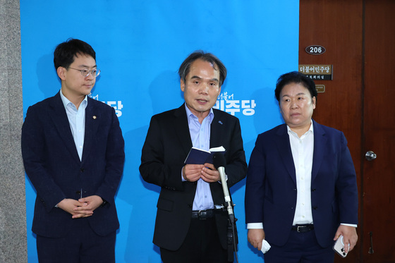 '선호투표 도입 의결' 입장 밝히는 박지원·박규환·문정복