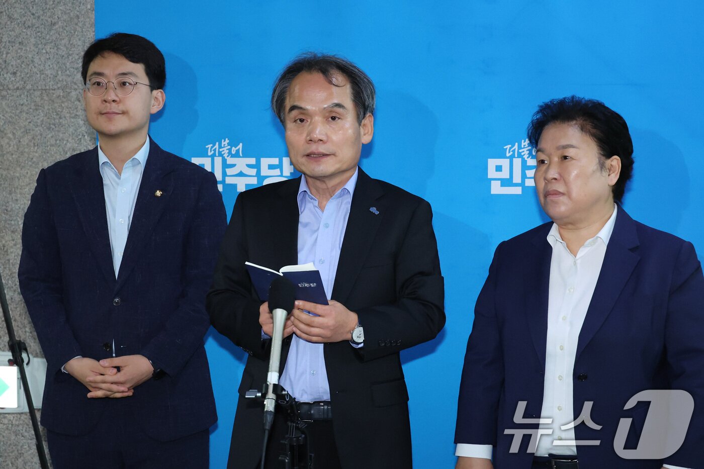본문 이미지 - 박지원(왼쪽부터), 박규환, 문정복 더불어민주당 최고위원이 14일 서울 여의도 국회에서 열린 비공개 최고위원회 관련 입장을 밝히고 있다. 2026.7.14 ⓒ 뉴스1 신웅수 기자