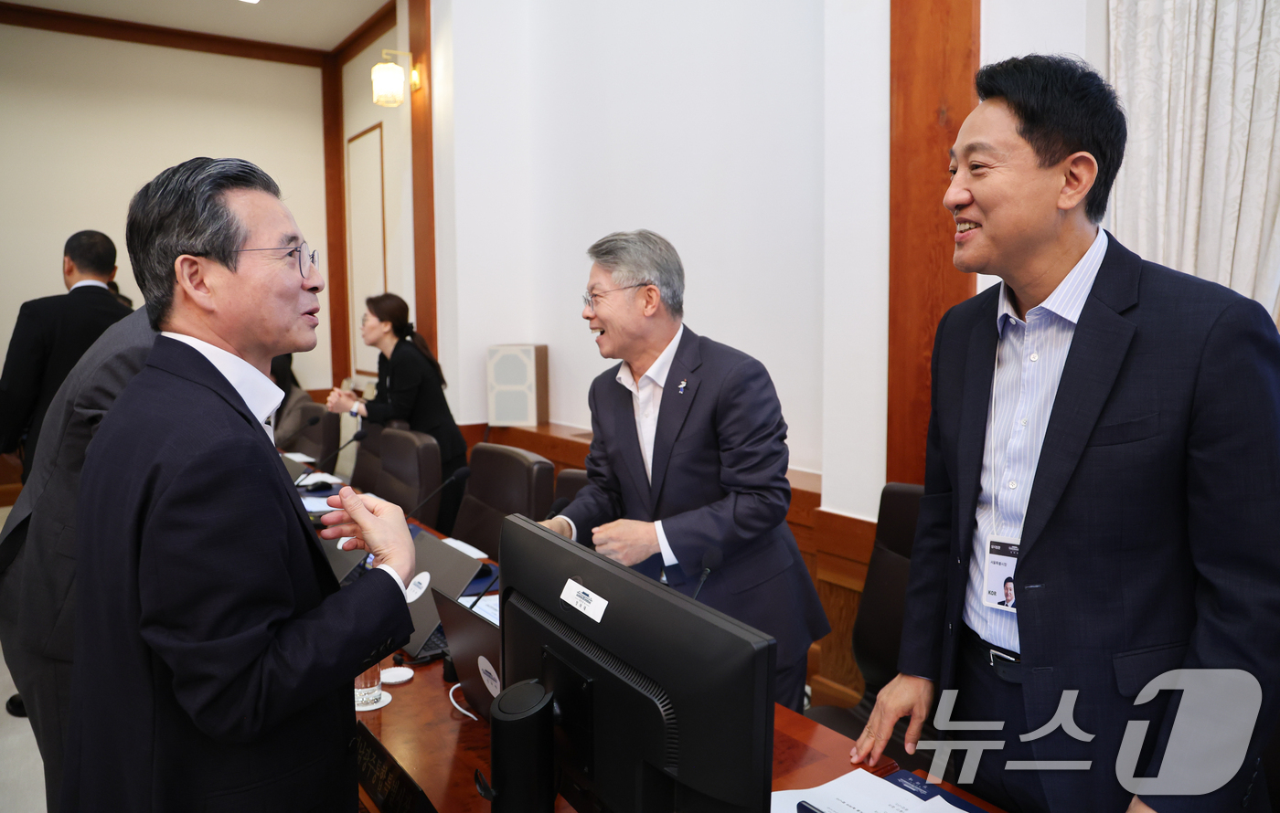 (서울=뉴스1) 이재명 기자 = 오세훈 서울시장이 14일 청와대에서 열린 국무회의에 참석해 김용범 정책실장과 대화하고 있다. 2026.7.14/뉴스1