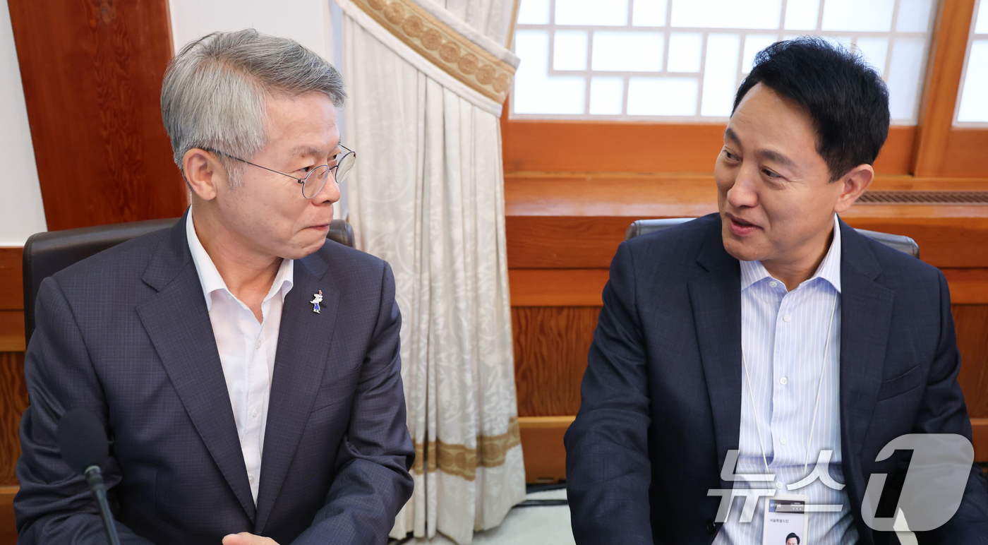 (서울=뉴스1) 이재명 기자 = 오세훈 서울시장(오른쪽)과 민형배 전남광주통합특별시장이 14일 청와대에서 열린 국무회의에 참석해 대화하고 있다. 2026.7.14/뉴스1