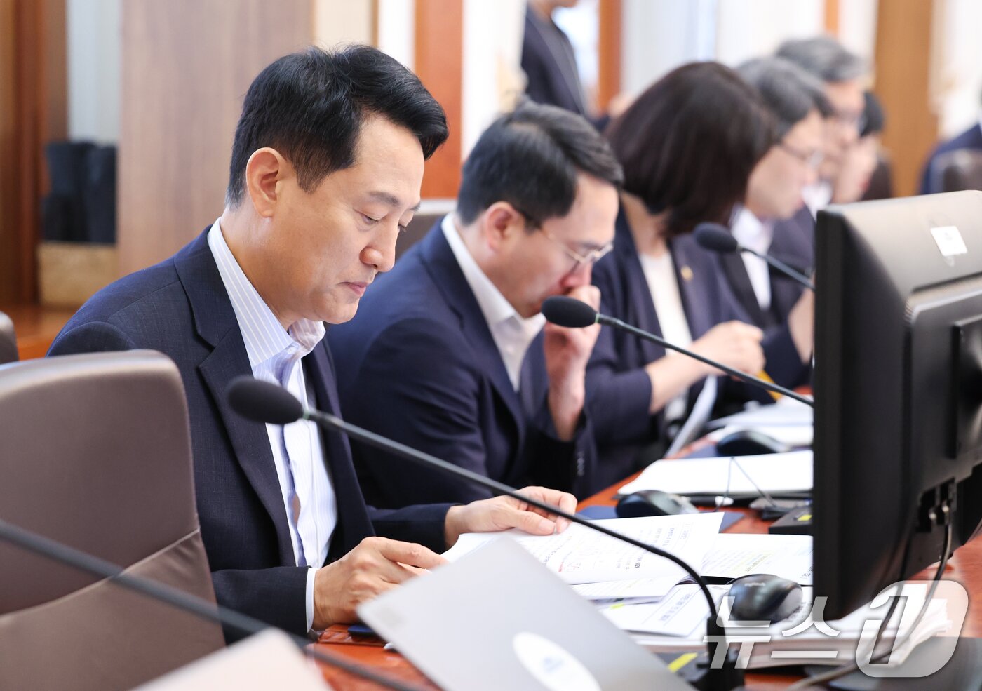 본문 이미지 - 오세훈 서울시장이 14일 청와대에서 열린 국무회의에 참석하고 있다. 2026.7.14 ⓒ 뉴스1 이재명 기자