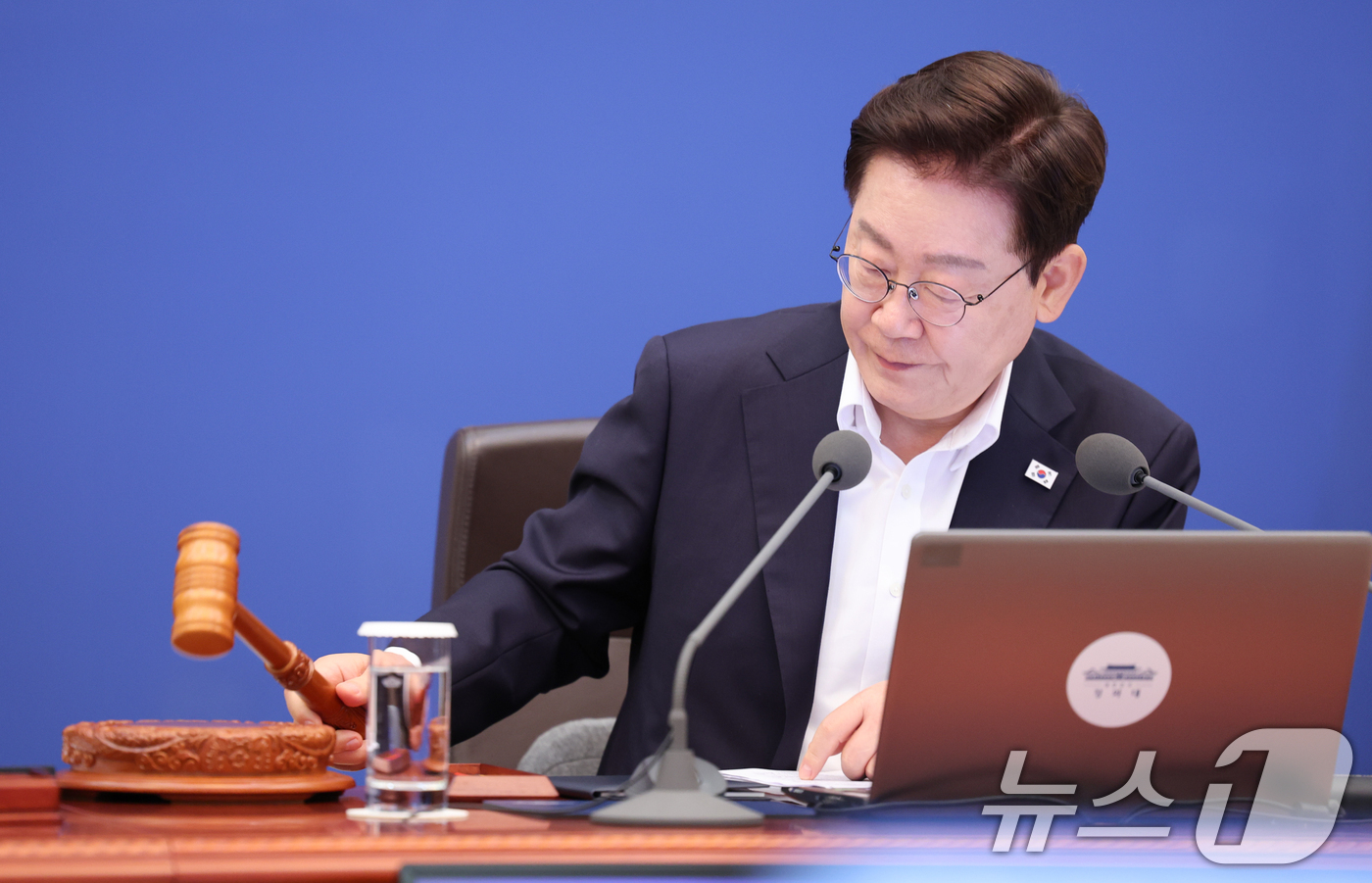 (서울=뉴스1) 이재명 기자 = 이재명 대통령이 14일 청와대에서 열린 국무회의에서 의사봉을 두드리고 있다. 2026.7.14/뉴스1