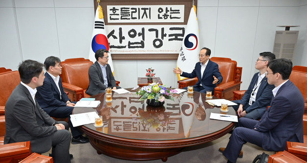 중앙부처 차관 만난 추경호, 공공기관·신공항·AI로봇 지원 요청
