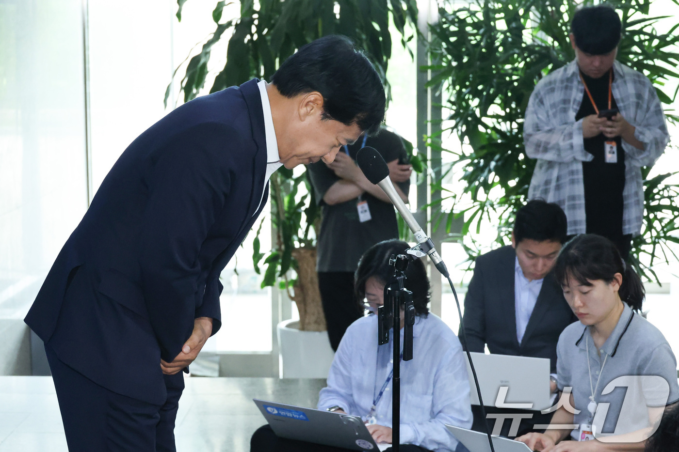 (서울=뉴스1) 신웅수 기자 = 이성윤 더불어민주당 최고위원이 14일 서울 여의도 국회에서 열린 비공개 최고위원회와 관련해 최고위원직 사퇴를 표명하고 있다. 2026.7.14/뉴스 …