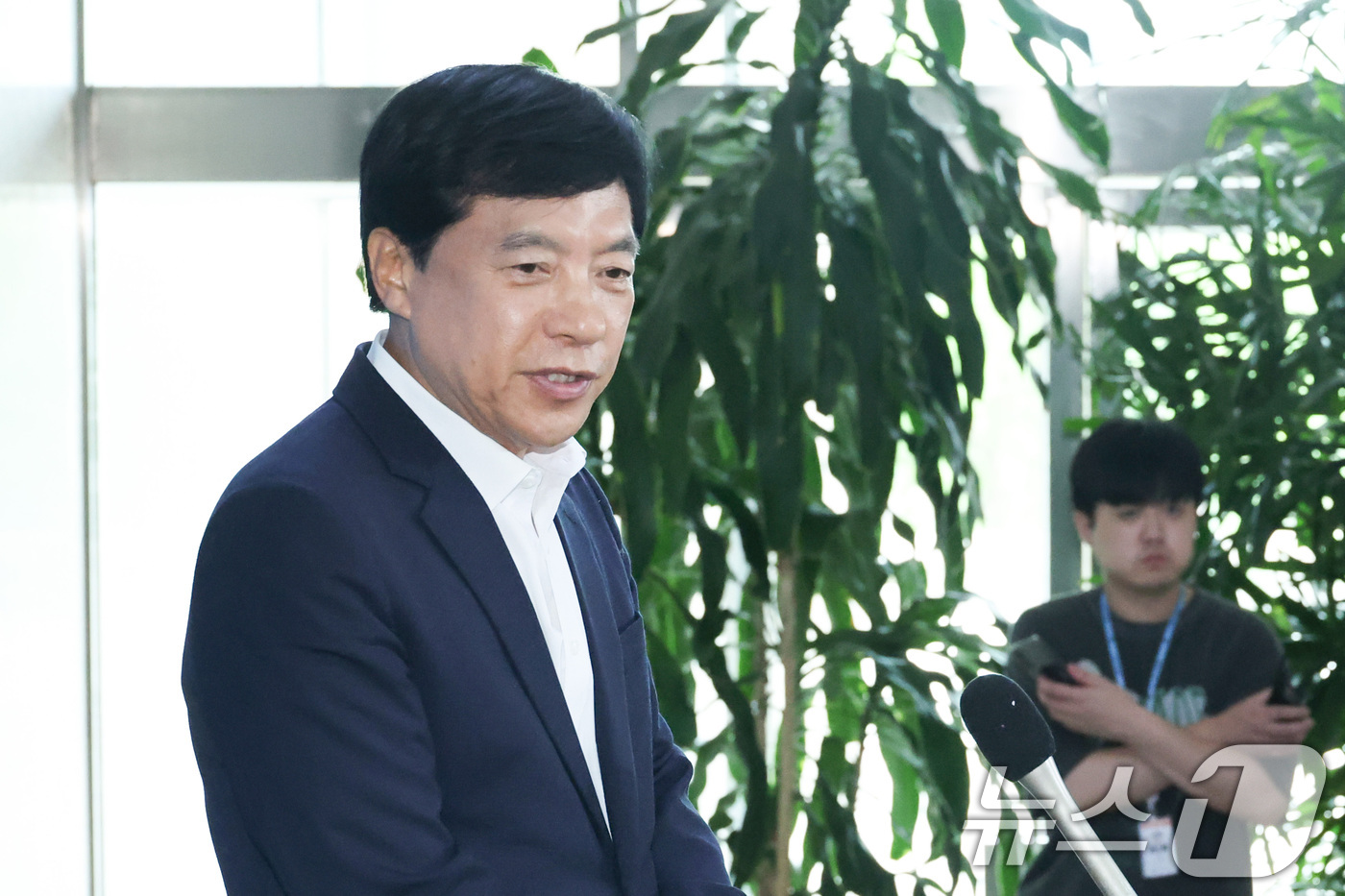 (서울=뉴스1) 신웅수 기자 = 이성윤 더불어민주당 최고위원이 14일 서울 여의도 국회에서 열린 비공개 최고위원회와 관련해 최고위원직 사퇴를 표명하고 있다. 2026.7.14/뉴스 …