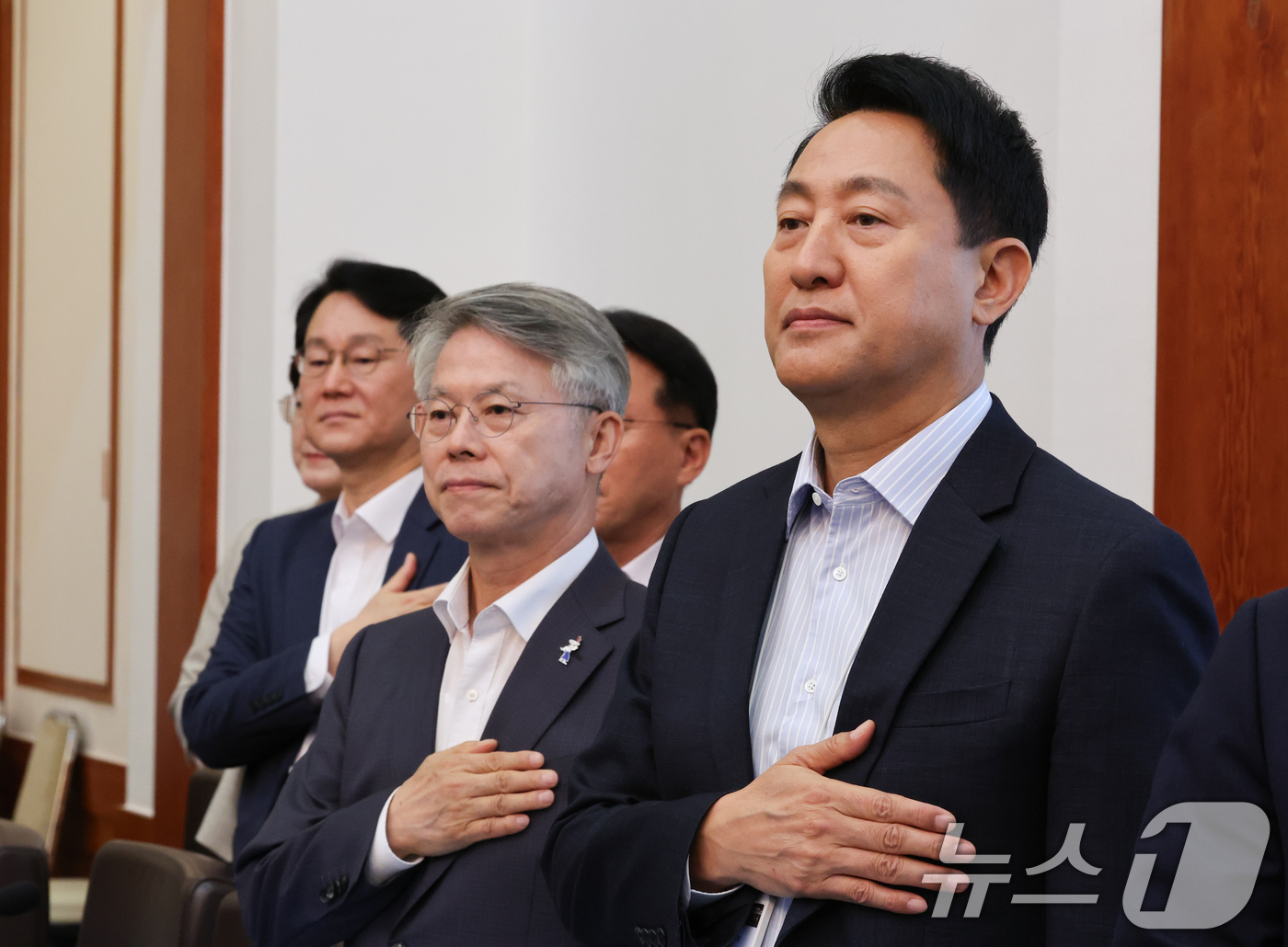 (서울=뉴스1) 이재명 기자 = 오세훈 서울시장(오른쪽)과 민형배 전남광주통합특별시장이 14일 청와대에서 열린 국무회의에 참석해 국민의례를 하고 있다. 2026.7.14/뉴스1